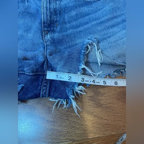 J.Crew Relaxed Jean Shorts in a medium wash with a frayed hem Size 26 - Picture 7 of 8